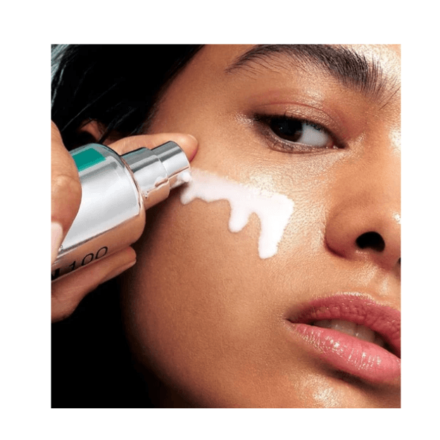 VT Cosmetics PDRN Essence 100 κατά την εφαρμογή στο πρόσωπο